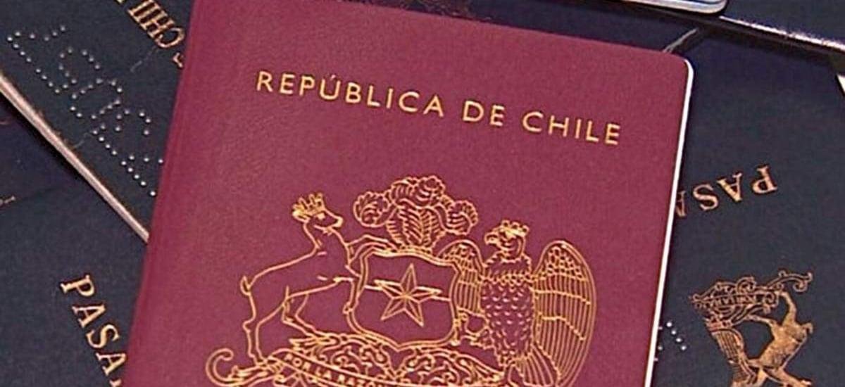 Qué se sabe sobre el “bloqueo” de pasaportes vigentes en Chile y cómo revisar el estado de tu documento - La Tercera