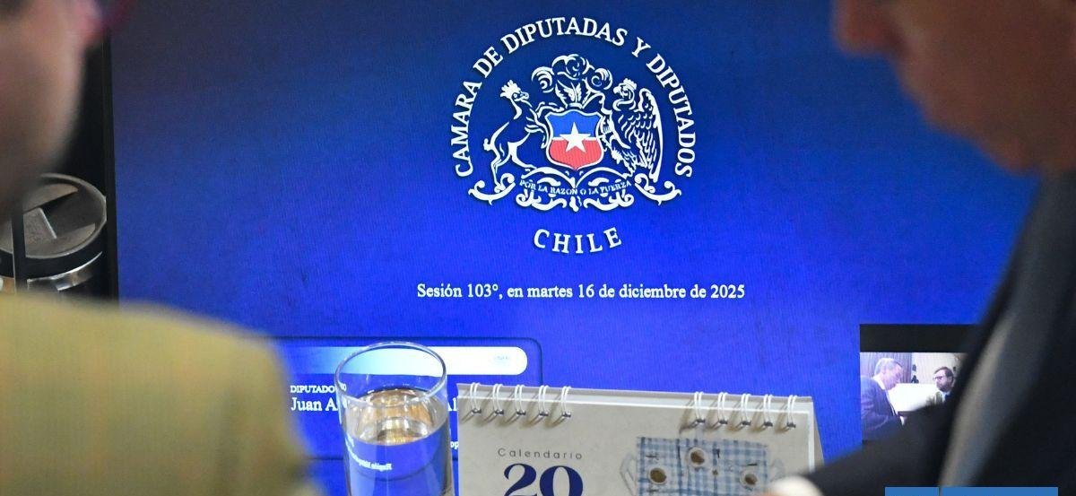 Frente Amplio y Partido Comunista acusan posible "exclusión" en acuerdo administrativo en la Cámara