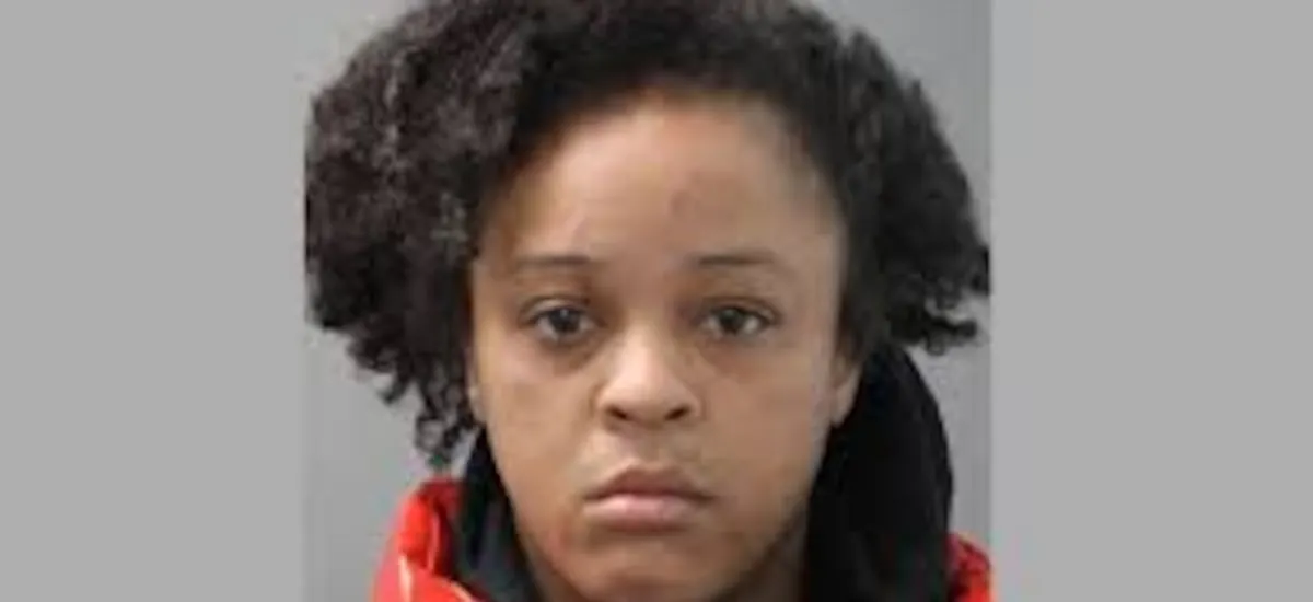 Mujer es condenada tras lanzar cartucho de dinamita a su novio mientras este dormía: hombre perdió su mano