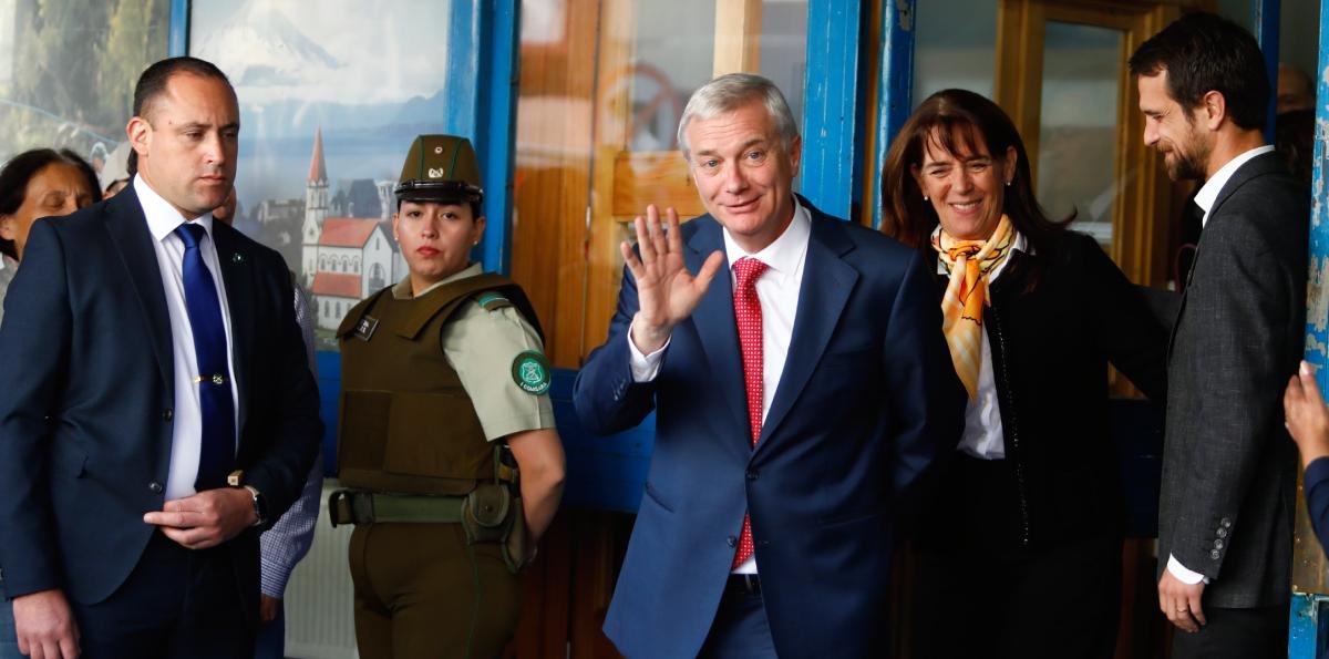 Kast interrumpió sus vacaciones para reunirse con alcaldes de Los Lagos