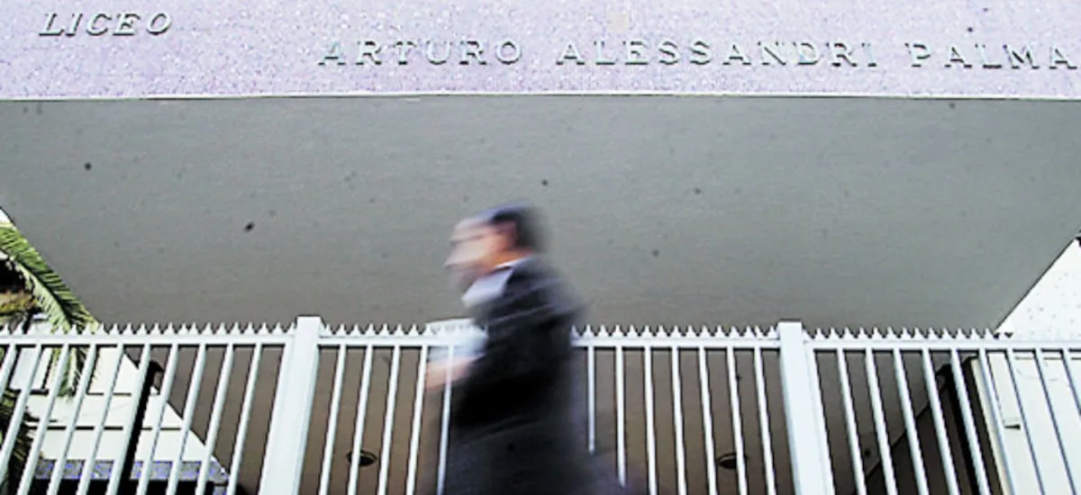 Detienen a estudiante en liceo en Providencia que encendió bengala y portaba mochila con 19 botellas con mecha