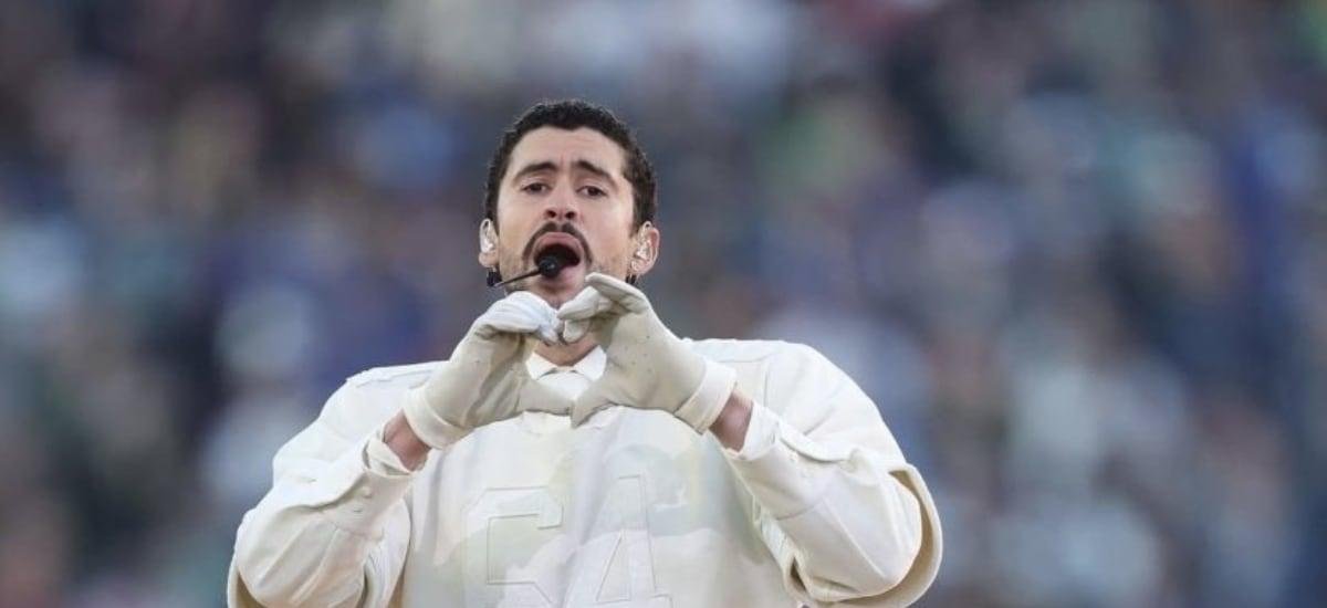 ¿Qué significa el 64 que llevó Bad Bunny en su atuendo en el Super Bowl? (y qué significó también su traje blanco)