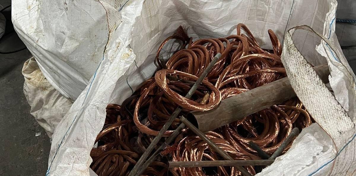 Puerto Montt: Sujetos fueron sorprendidos con más de dos millones de pesos en cables robados