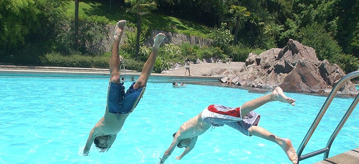 Cómo evitar la otitis en verano: las claves para proteger tus oídos en piscinas y playas