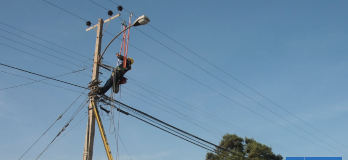 Caída de poste genera corte de luz en San Pedro de la Paz: CGE advierte que reposición tardará 2 días