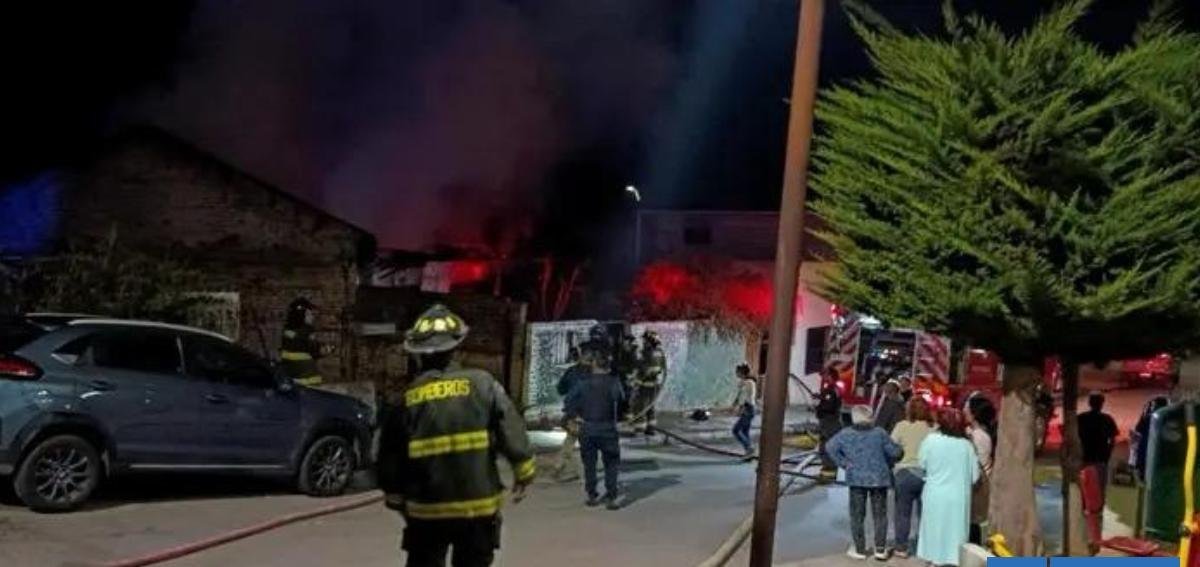 Adulta mayor muere en incendio en Cartagena: grupo ingresó a casa, atacó a moradores y prendió fuego