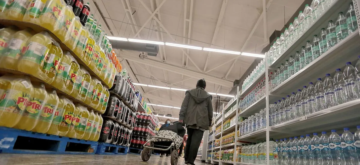 Se resbaló tras un derrame de detergente: Supermercado deberá pagar millonaria indemnización a clienta que sufrió una caída