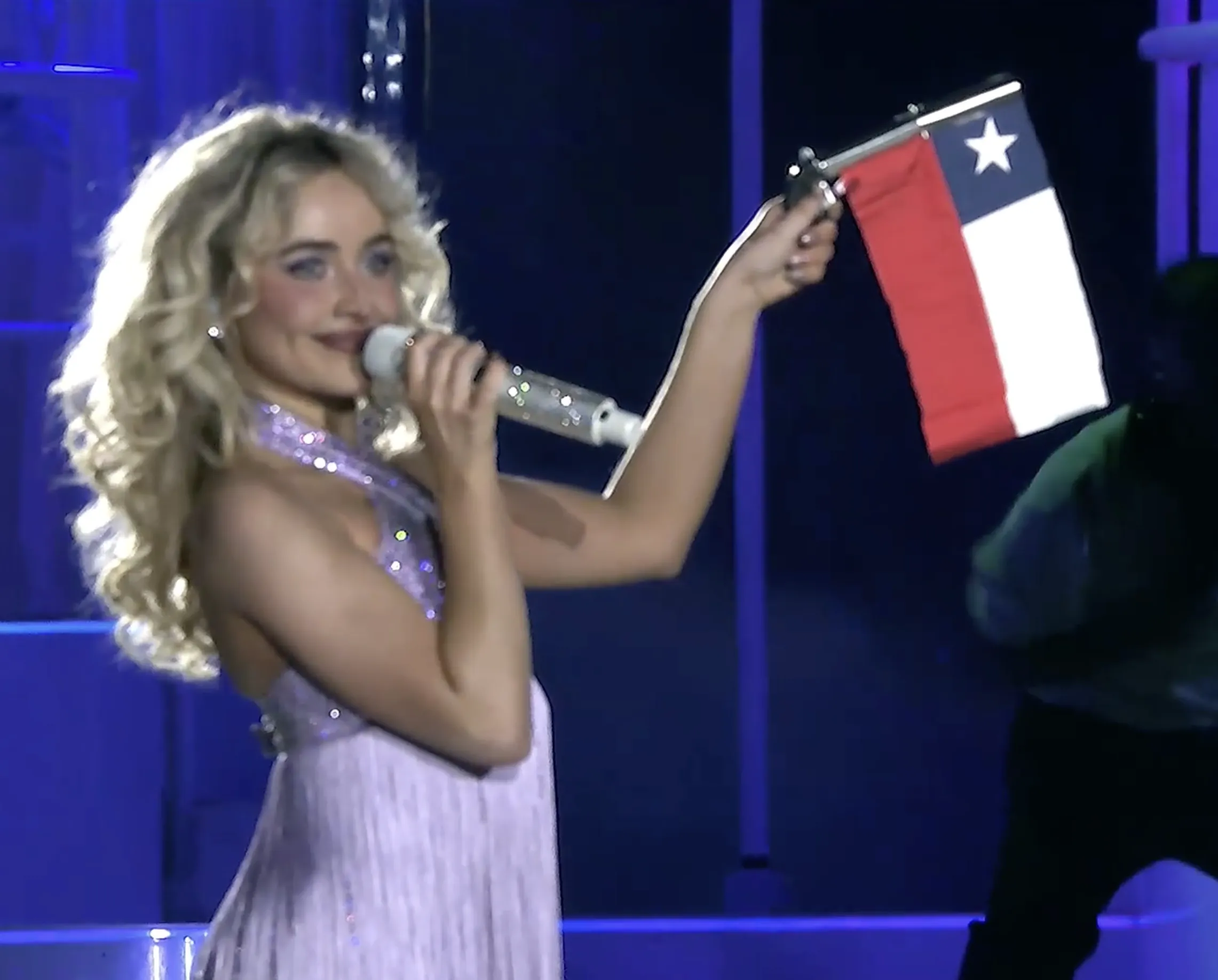 Sabrina Carpenter eligió a inesperada artista para “arrestarla” durante su éxito Juno en Lollapalooza Chile 2026