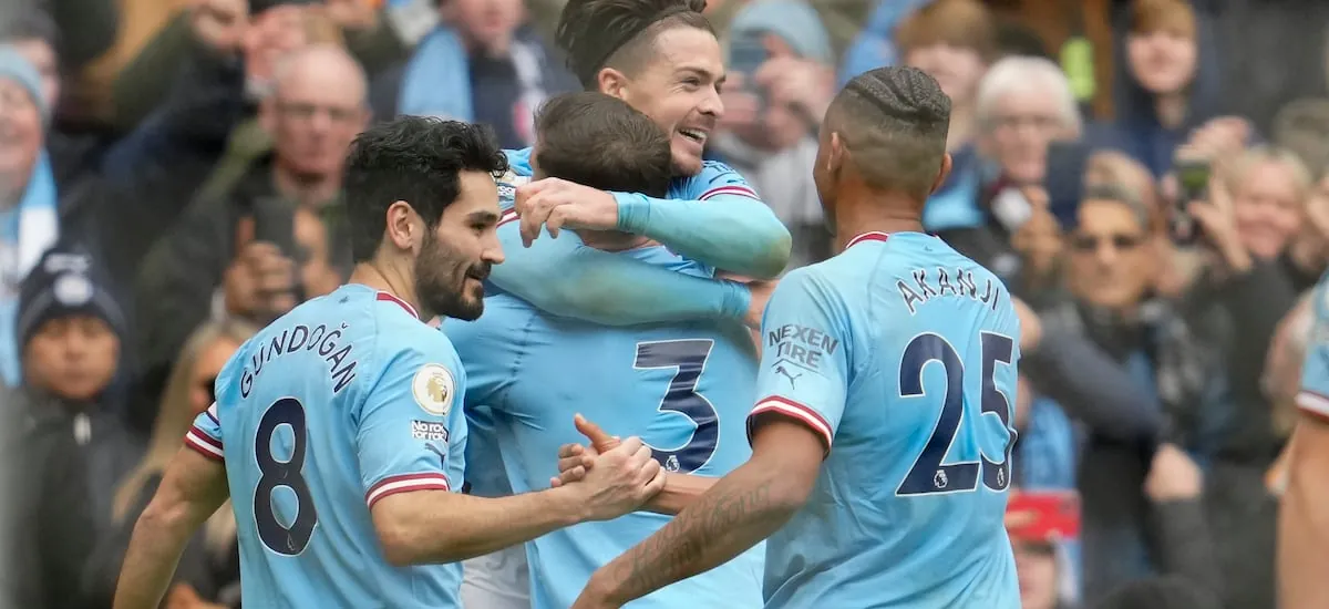 “El alcohol le pasa factura”: exfigura del Manchester City es captado borracho y durmiendo en un bar