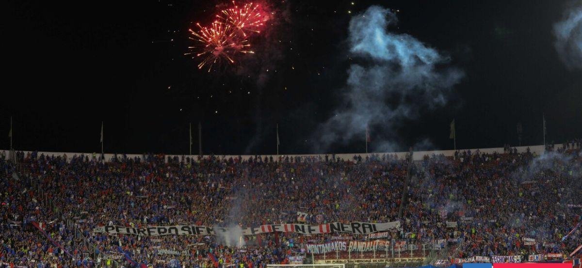 La U se complica por su barra: informe arbitral consigna lanzamiento de artificio y arriesga sanciones