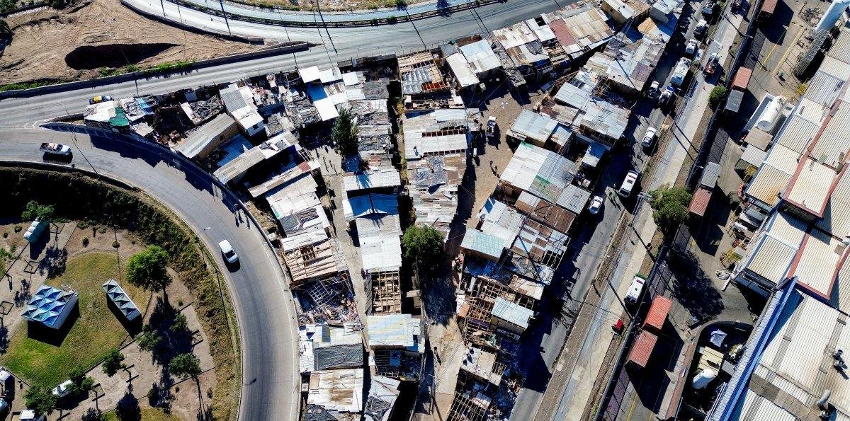 Segundo día de demolición en toma Santa Marta en Maipú