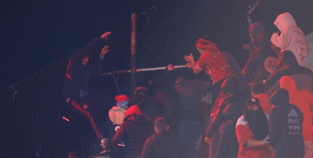 Hincha de la U que cayó al vacío "llegó con una fractura en el cráneo; con poca conciencia"