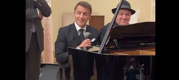 Video | Emmanuel Macron toma el micrófono y canta tema emblemático de Charles Aznavour en cena oficial en Armenia