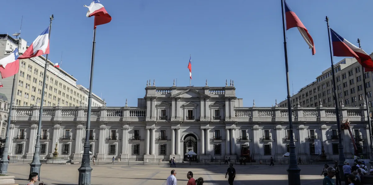 Hasta casi $10 millones: los límites de sueldos que fijó la Dipres para los asesores del presidente y ministros