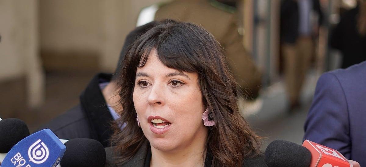 “Clarísimas las prioridades”: Constanza Martínez (FA) ironiza con Kast por gira en Europa y su postura a candidatura de Bachelet