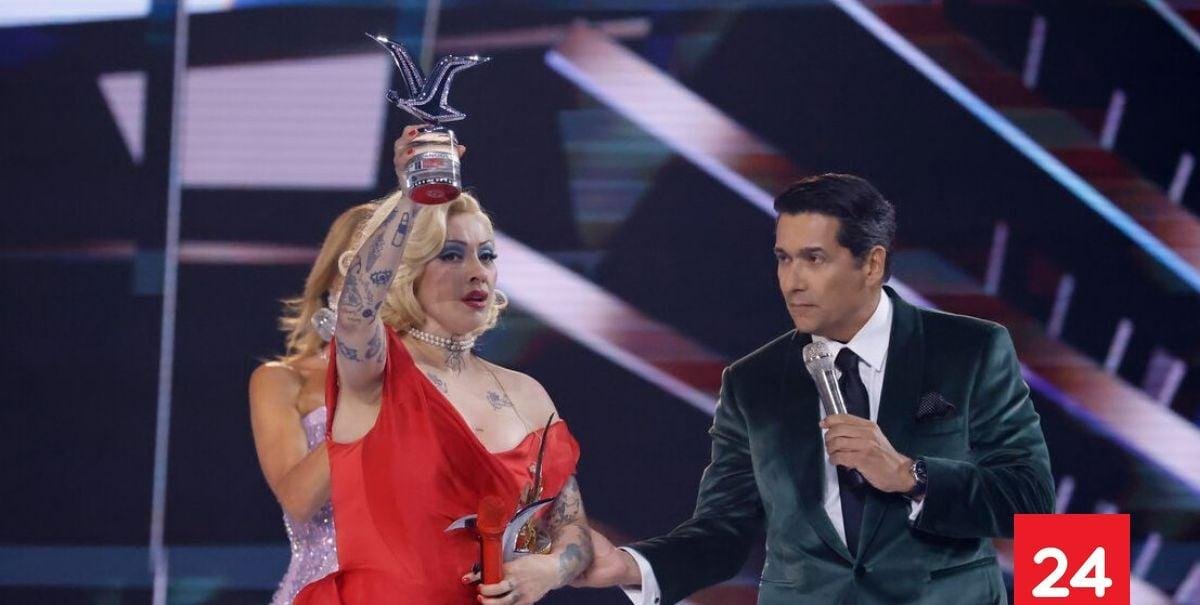 "Mira de quién te burlaste": Mon Laferte triunfó en Viña y todos se acordaron de periodista