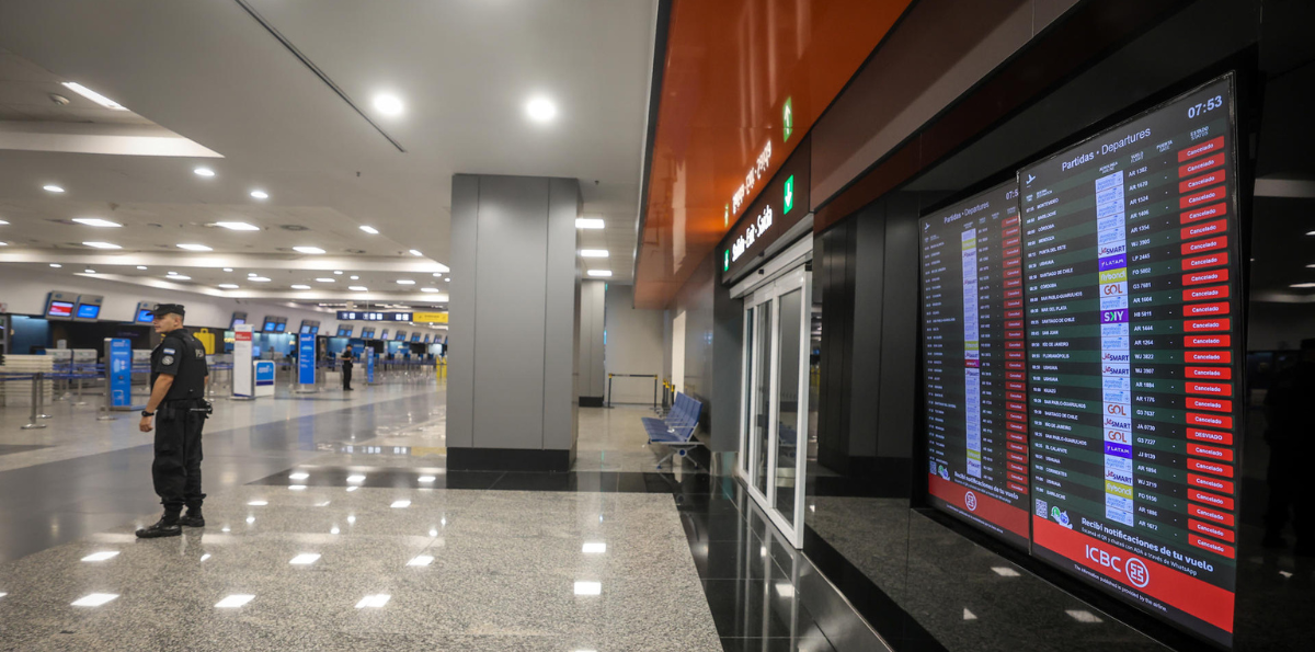 Paro general por reforma laboral de Javier Milei paraliza transporte y cientos de vuelos en Argentina