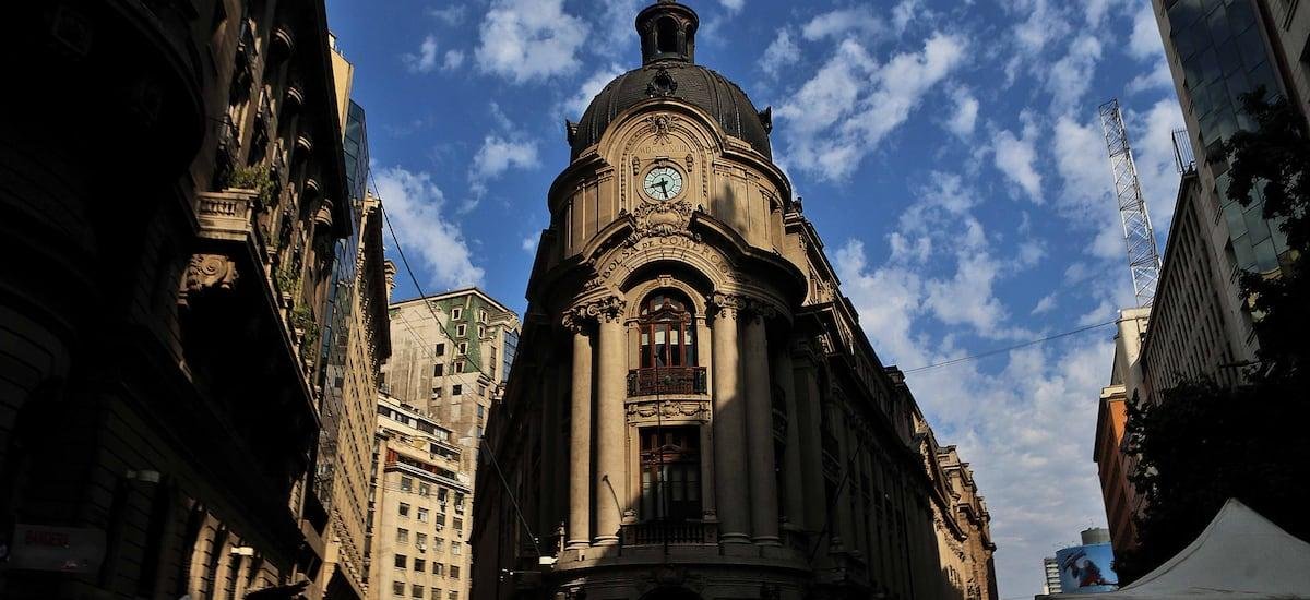 Bolsa de Santiago extiende su alza y vuelve a acercarse a sus máximos históricos