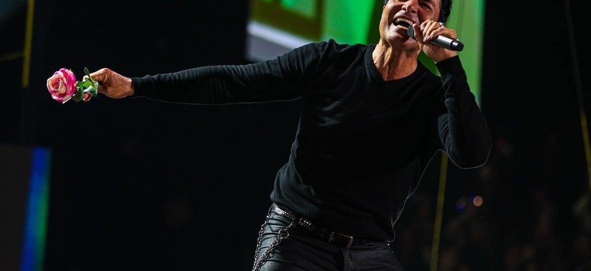Chayanne destaca solidaridad tras incendios durante su concierto en Concepción