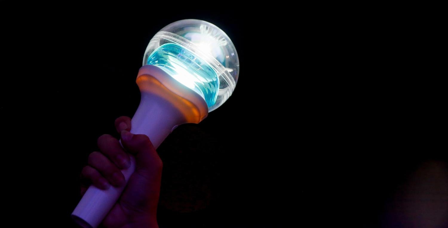 ¿Qué son los lightsticks? La tendencia que trajo NMIXX a Viña 2026 y llama la atención en redes sociales