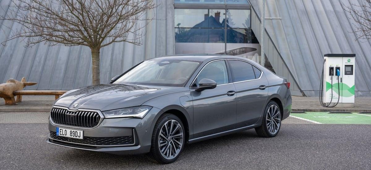 Superb iV 200 kW: el sedán silencioso que sube el tono en Skoda