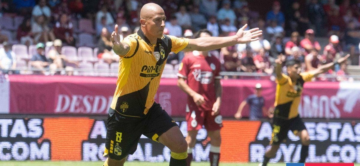 Coquimbo vence a La Serena en polémico clásico regional y trepa en Liga de Primera: mira el único gol