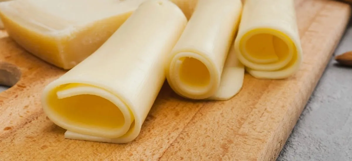 Minsal alerta presencia de listeria en conocida marca de queso laminado: este es el lote afectado