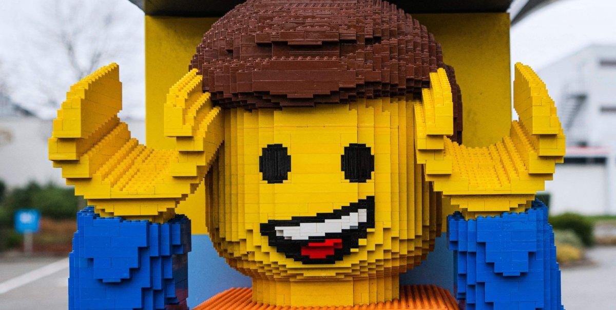 El ingenioso carpintero danés y la queja de un vendedor que llevaron a la creación de Lego (y por qué se llama así)