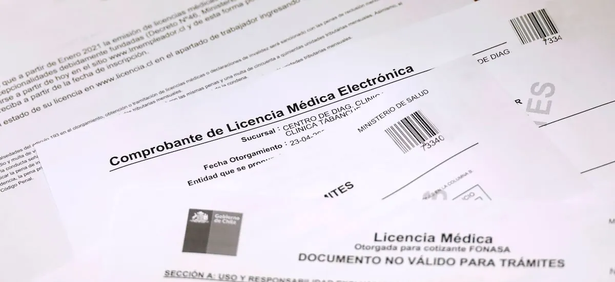 Contraloría identifica a más de 7.000 funcionarios públicos que viajaron fuera del país con licencia médica en 2025